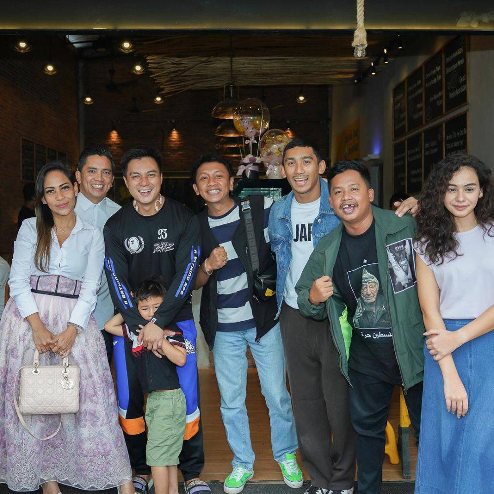 10 Potret Grand Opening Resto Sate Milik Baim Wong