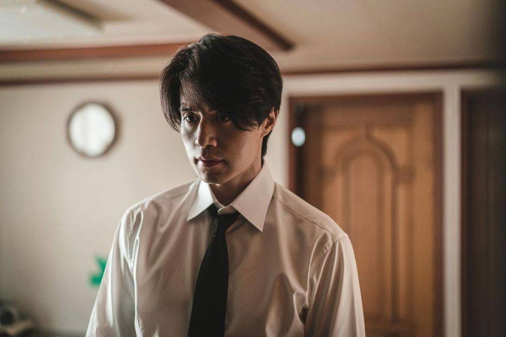 8 Lika-liku Kehidupan Jeong Jin Man di A Shop for Killers