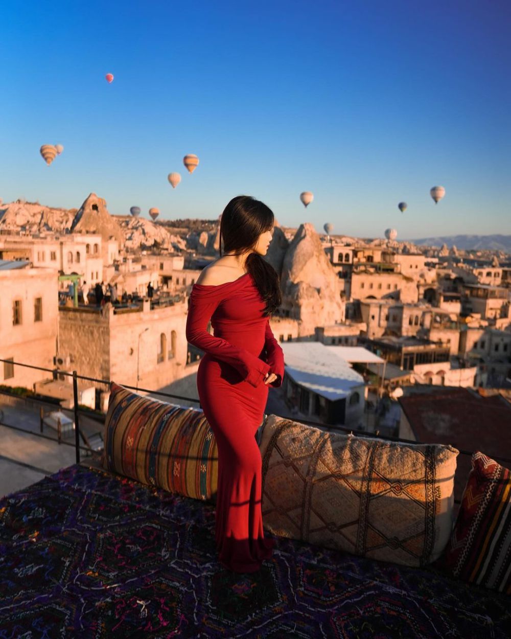 9 Photoshoot Fuji Utami dengan Gaun Merah di Cappadocia, Anggun!