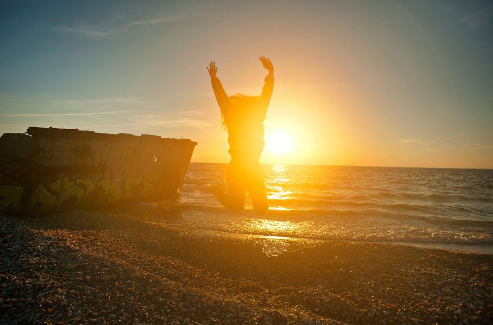 5 Alasan Mengapa Sunset dan Pantai Selalu jadi Lambang Romantisme