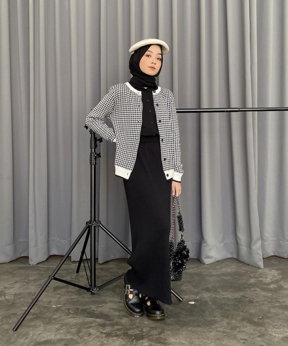 9 Ide Outfit Hijab dengan Beret Hat ala Meirani Amalia, Stylish!  