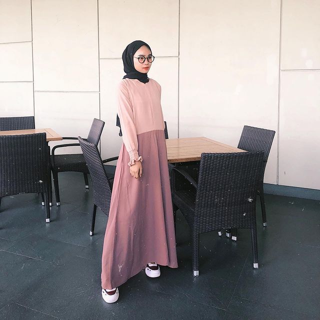 10 Ide OOTD Outfit Hijab Nuansa Pink ala Clara Yulia, Tampil Girly