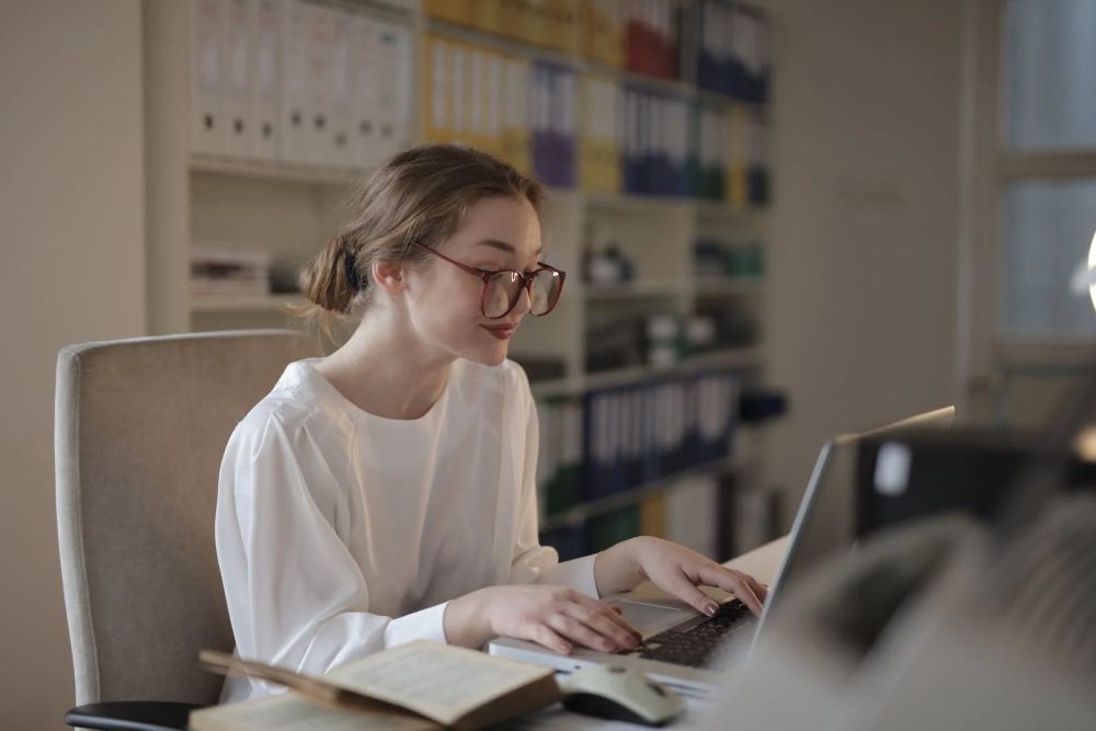 5 Jenis Side Job yang Suka Menulis, Boleh Coba Bikin Script!