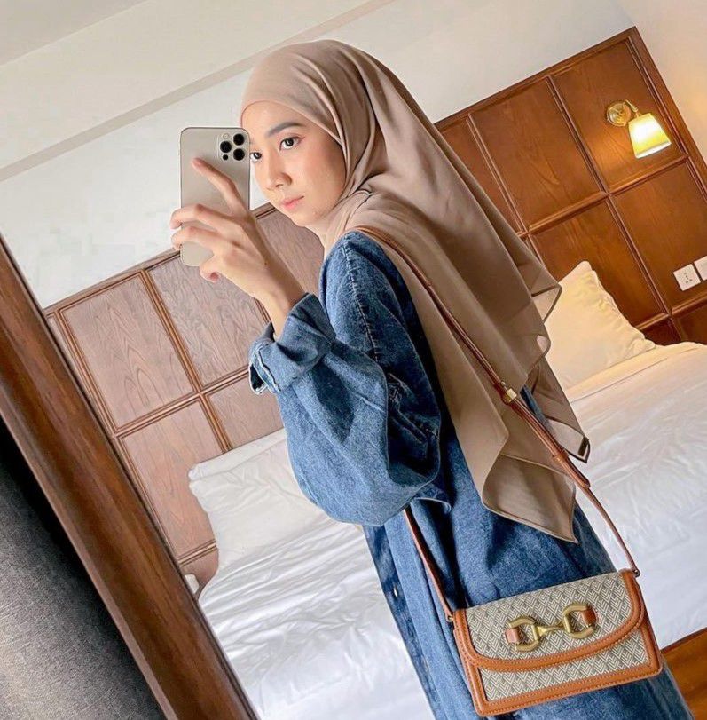 12 Warna Jilbab yang Cocok dengan Baju Biru Denim, Ada Banyak Pilihan!