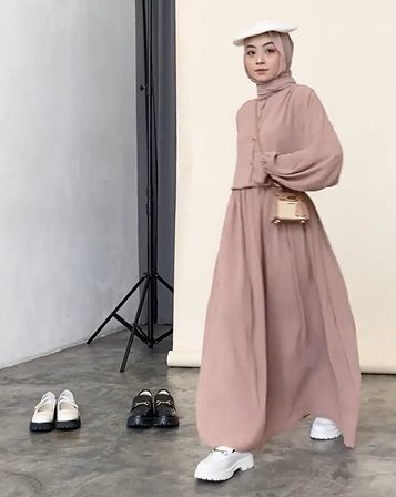 9 Ide Outfit Hijab dengan Beret Hat ala Meirani Amalia, Stylish!  