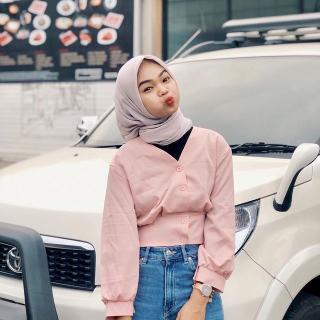 10 Ide OOTD Outfit Hijab Nuansa Pink ala Clara Yulia, Tampil Girly