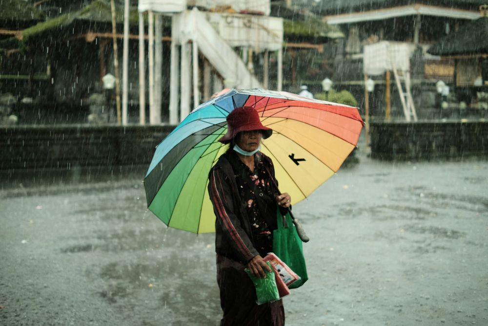 9 Istilah Tentang Hujan dalam Bahasa Jawa, Ada Udan Kethek Ngilo