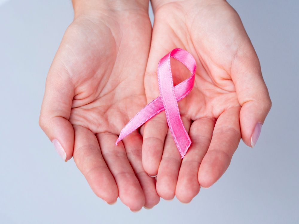 Peringati Hari Kanker, SPMT Serahkan Bantuan pada YKI Sumut