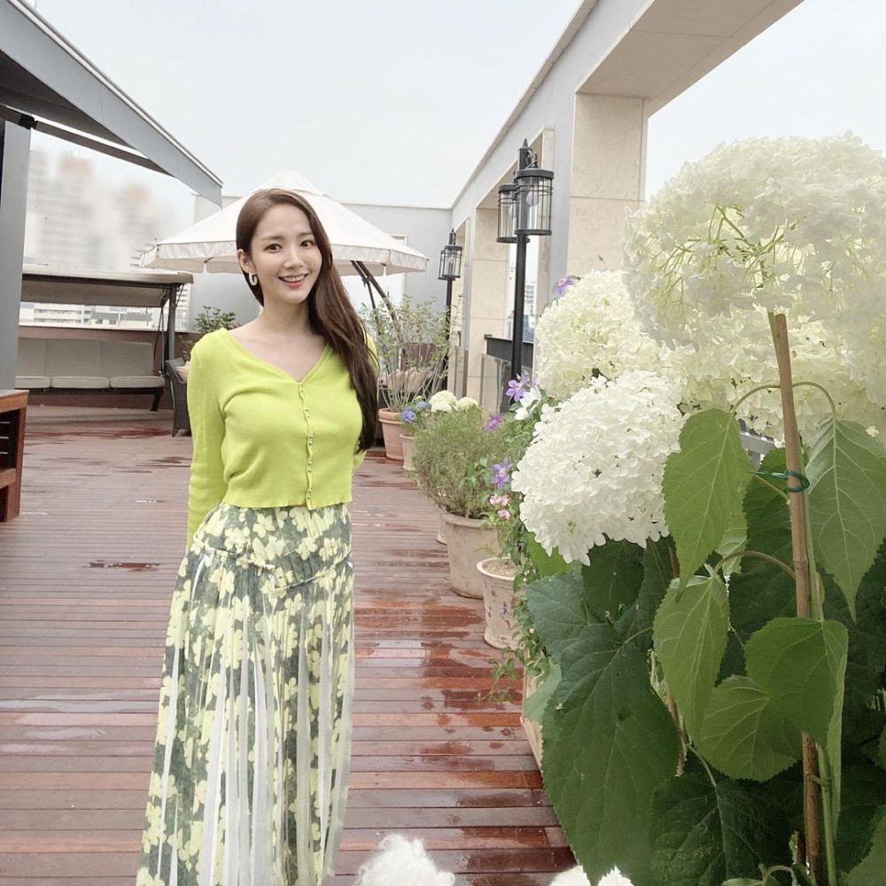 8 Ide Kombinasi Outfit Motif Floral Park Min Young, Feminin!