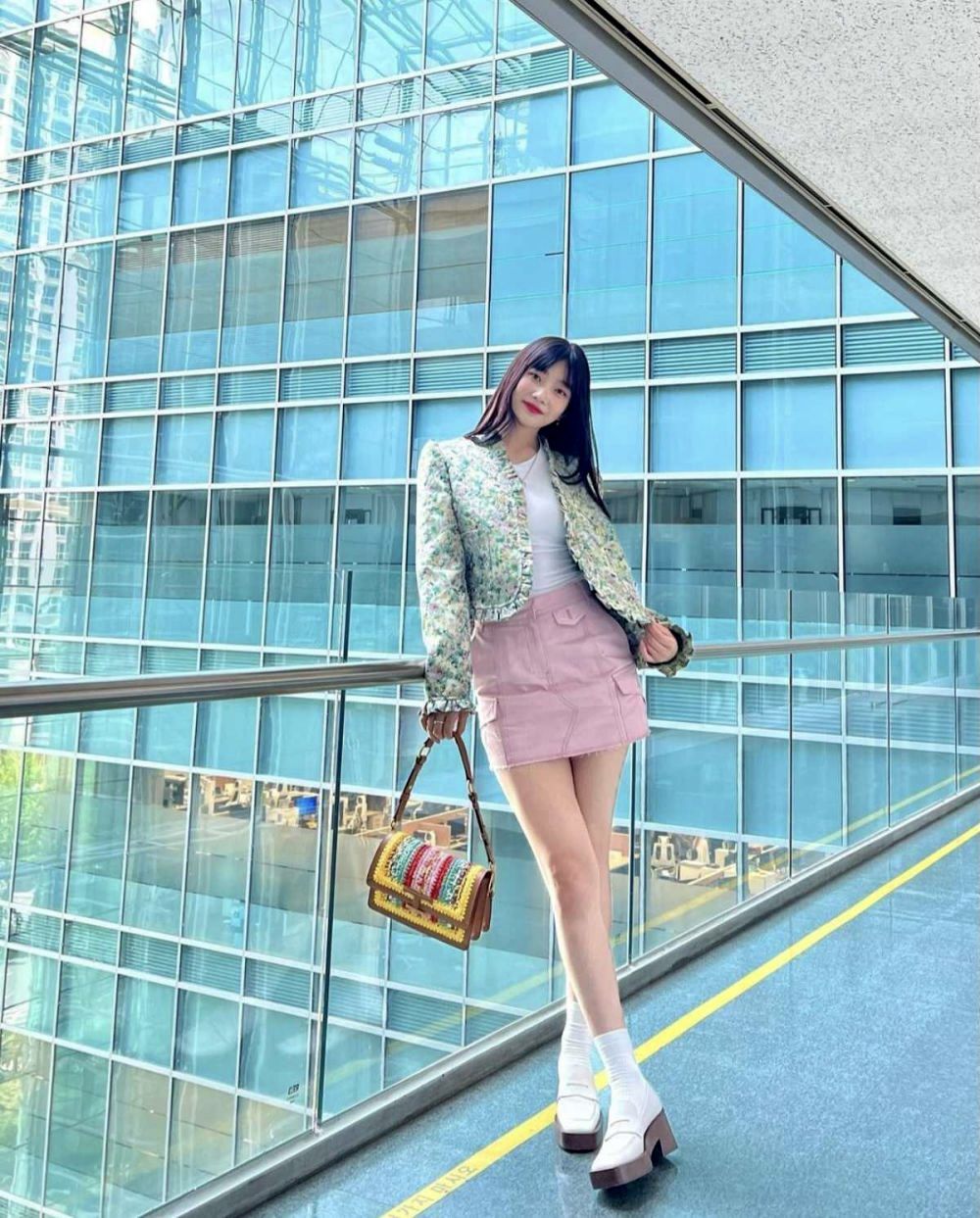 7 Ide Outfit Hangout Cewek Kue ala Idol KPop Joy Red Velvet yang Cute