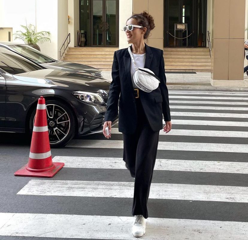 9 Pilihan Outfit Hitam Putih ala Kimmy Kimberley, Simpel dan Classy!