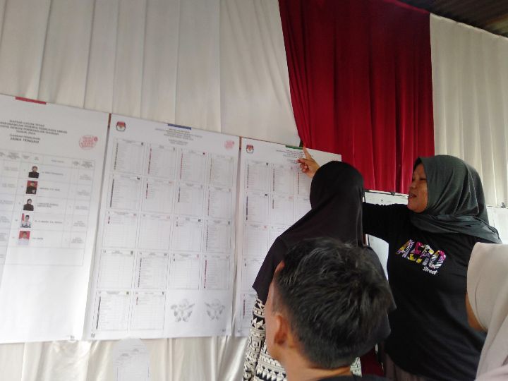 Lansia dan Petani Ikut Coblos Pemilu 2024 di TPS 15 Malabar Cilacap