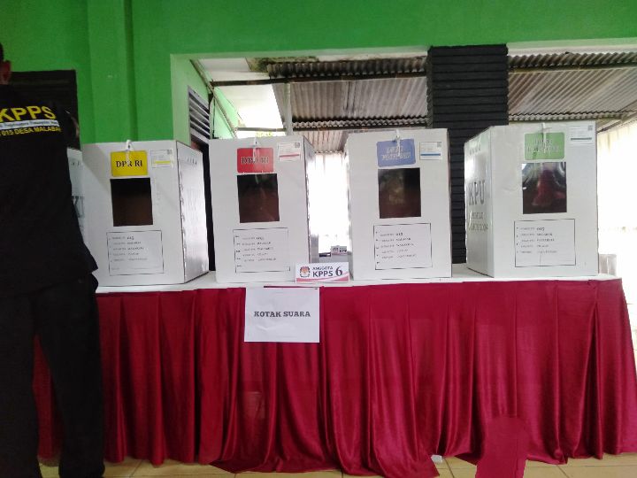 Lansia dan Petani Ikut Coblos Pemilu 2024 di TPS 15 Malabar Cilacap