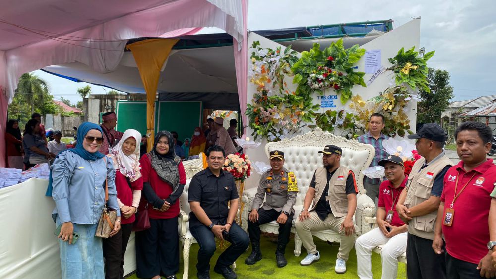 Unik, Petugas KPPS TPS 2 Pekanbaru Pakai Baju Pengantin Adat Melayu