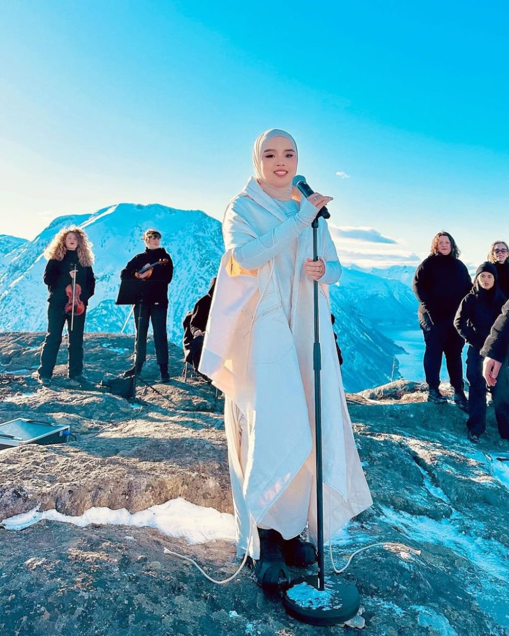 7 Potret Putri Ariani Syuting Lagu bareng Alan Walker di Norwegia