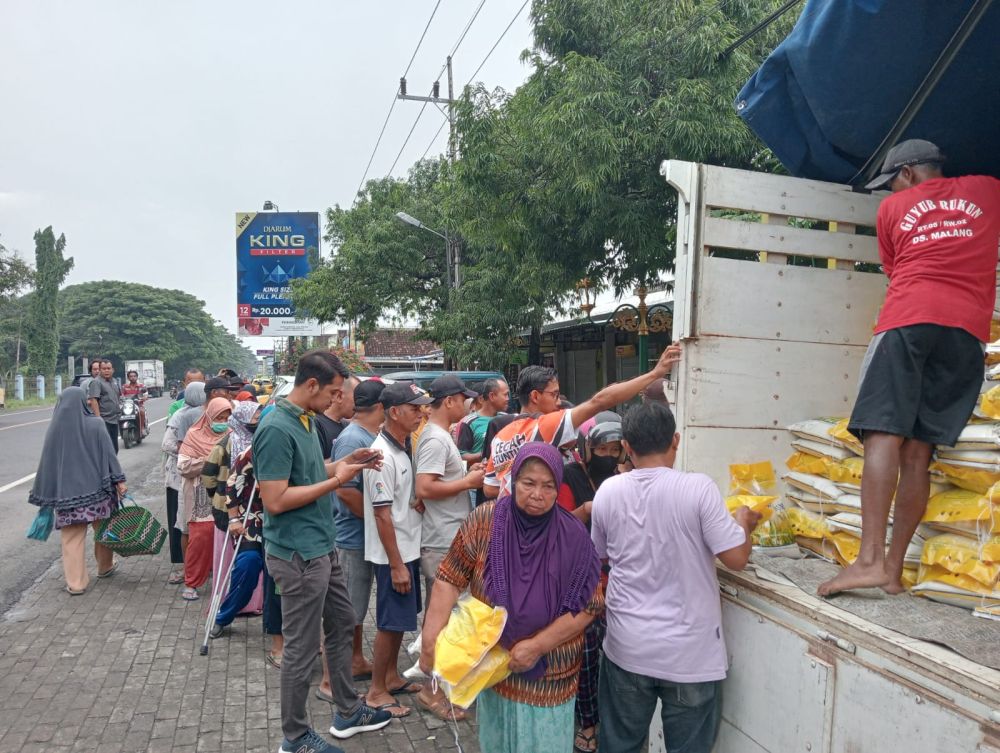 Penyaluran Beras Bulog ke Pasar Magetan Telat Gegara Karung Habis