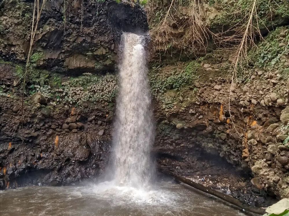 Tentu, dengan senang hati saya akan membantu Anda membuat artikel komprehensif tentang Curug Dago di Tasikmalaya dengan panjang sekitar 1600 kata.