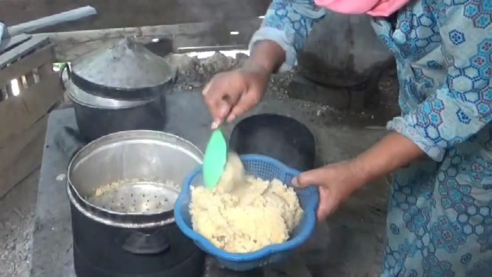 Beras Mahal, Warga Ngawi Terpaksa Konsumsi Nasi Campur Tiwul