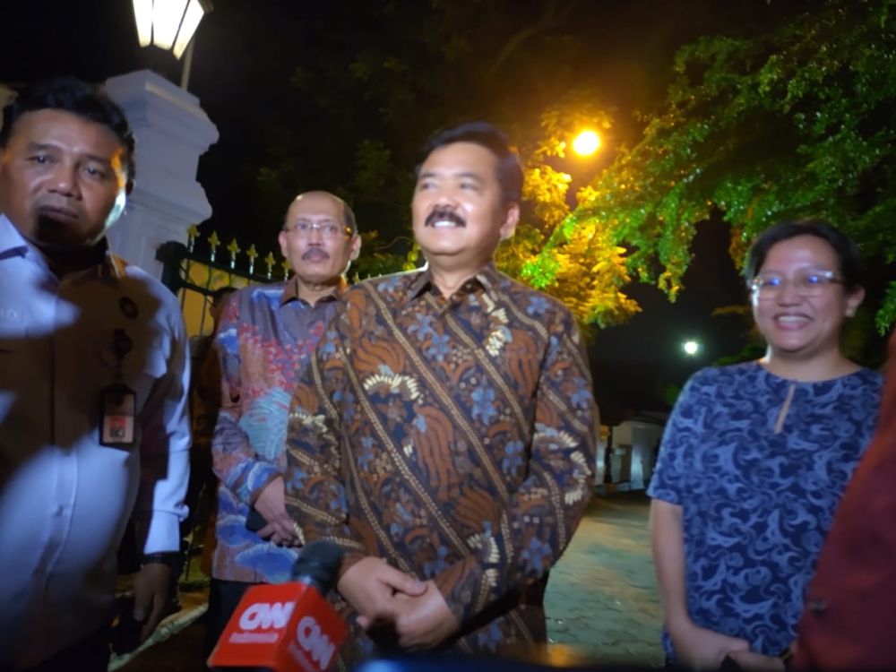Temui Sri Sultan HB X, Menko Hadi Klaim Tak Ada Pesan dari Jokowi