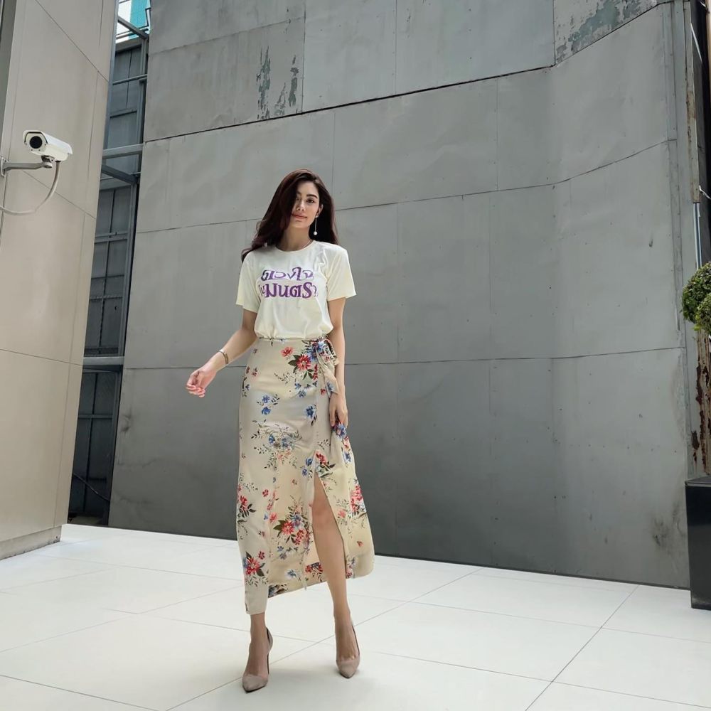 7 Inspirasi Outfit Atasan Putih ala Lorena Schuett, Berkelas!