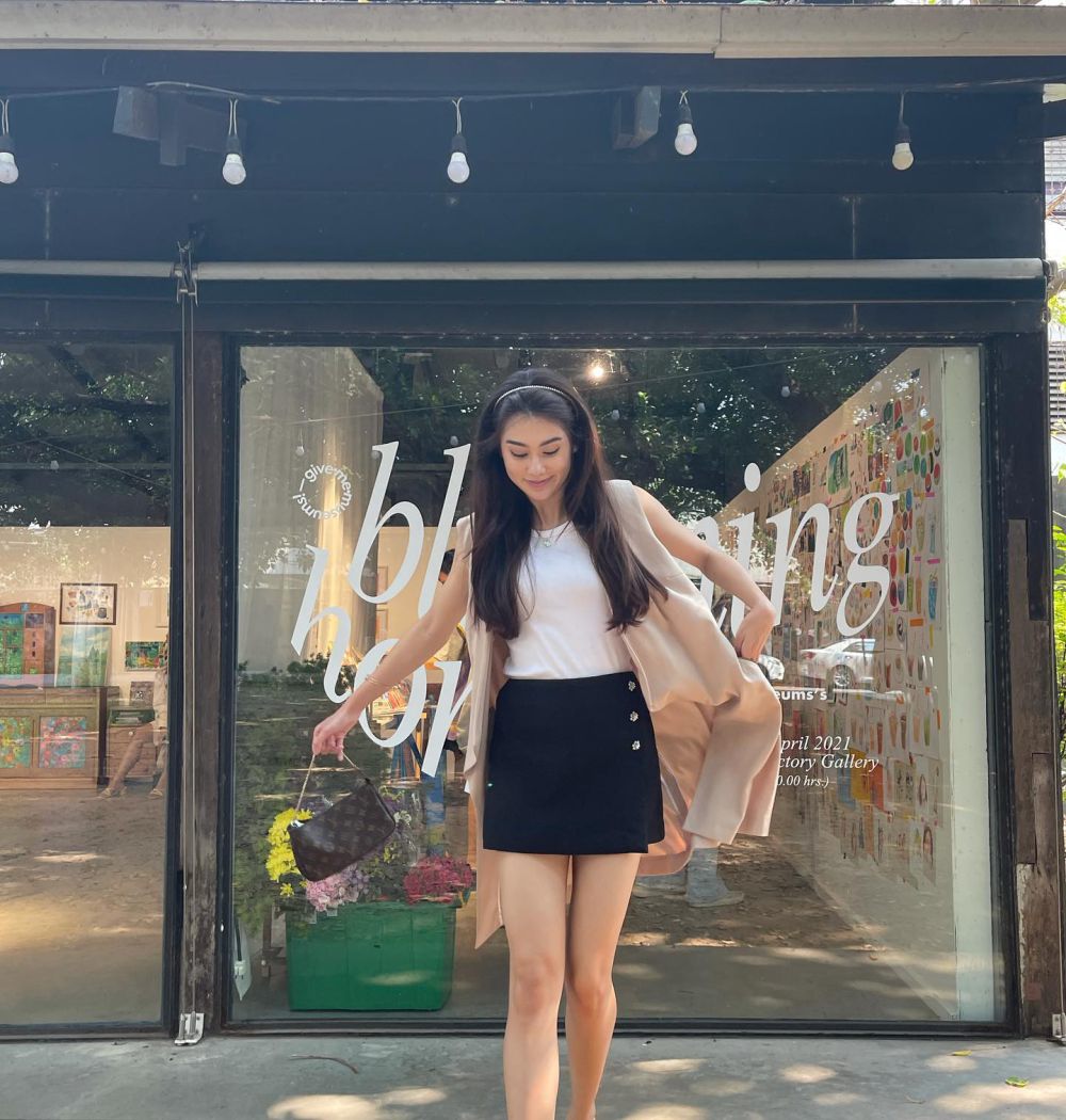 7 Ragam Outfit Traveling ala Lorena Schuett yang Effortless!