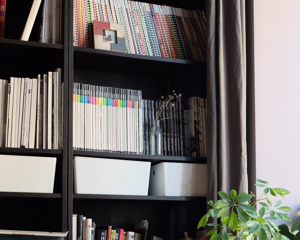 9 Warna Background Rak Buku yang Cocok dengan Dinding Ruangan 