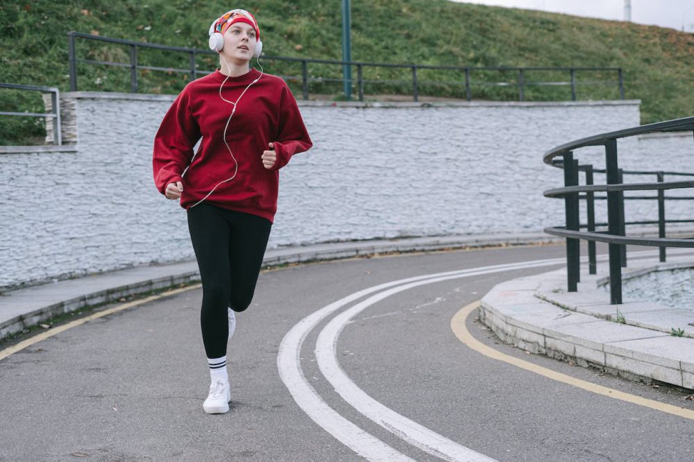 7 Ide Outfit Jogging Perempuan yang Nyaman dan Gak Bikin Gerah