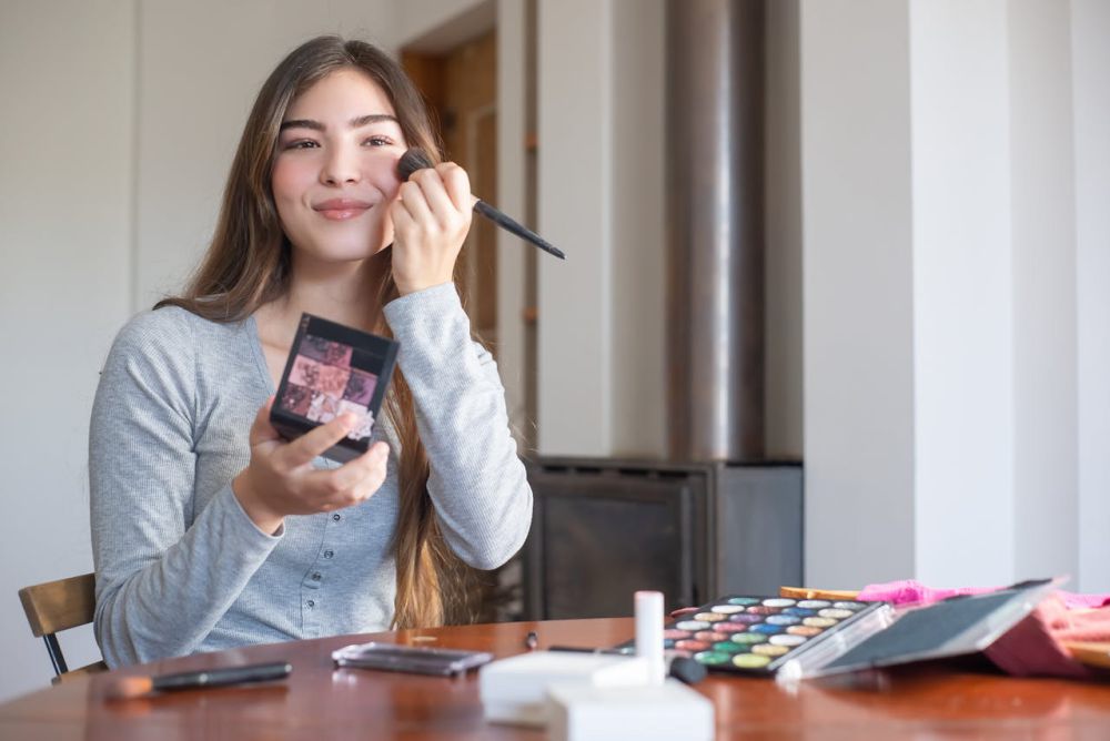 5 Tips agar Makeup Tetap On Point dan Tahan Lama meski Pakai Kacamata