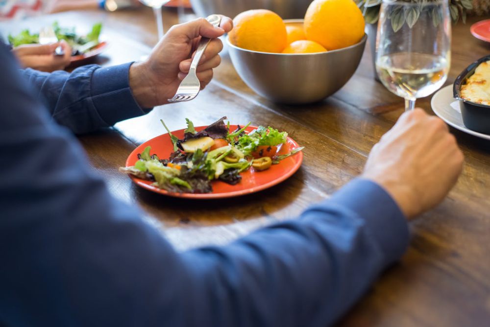 5 Kebiasaan yang Bisa Dilakukan Pekerja Kantoran saat Jam Makan Siang