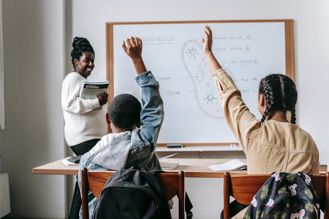 5 Alasan Guru Harus Berperan Sebagai Orangtua di Sekolah, Penting!