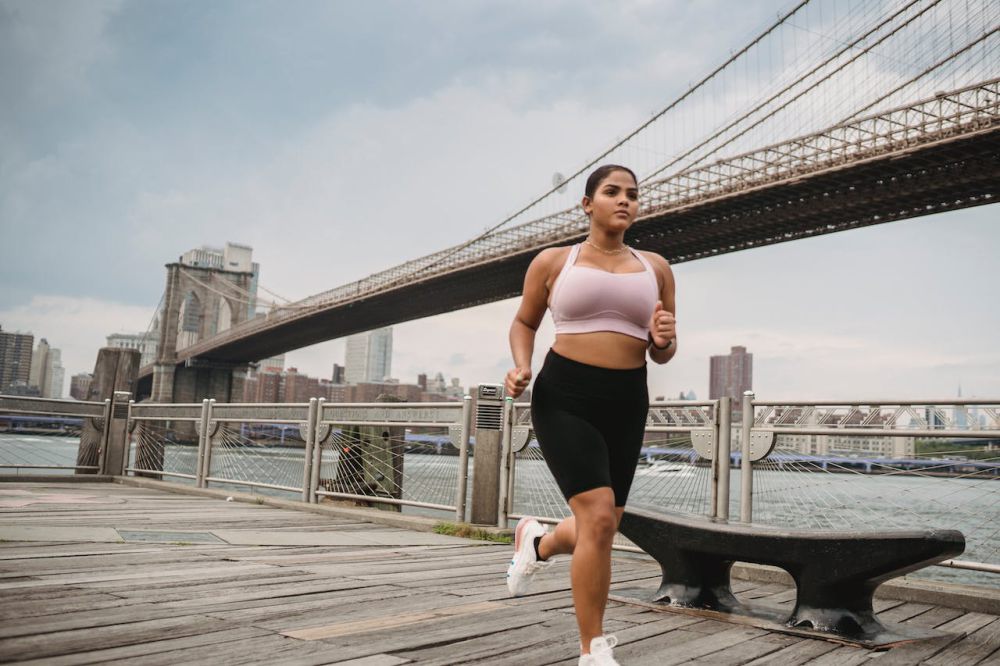 7 Ide Outfit Jogging Perempuan yang Nyaman dan Gak Bikin Gerah