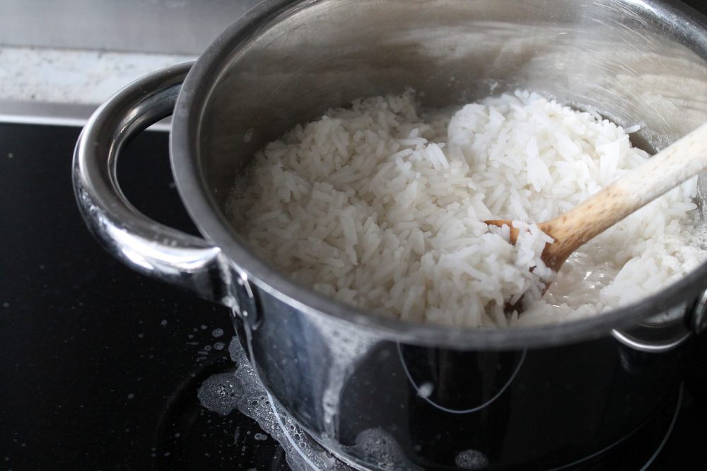 5 Langkah Memasak Nasi Pakai Kompor yang Praktis