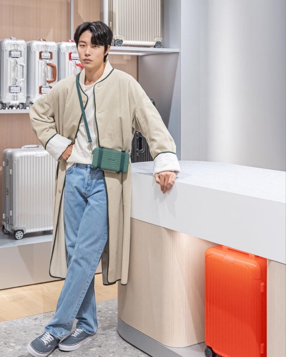 7 Inspirasi Outfit Warna Putih ala Ryu Jun Yeol, Looks Smart Boy!
