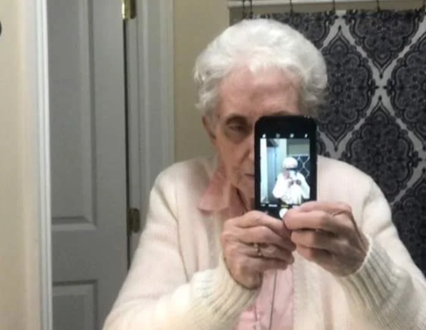 7 Potret Lucu Mirror Selfie Teraneh yang Bakal Bikin Kamu Merasa Heran