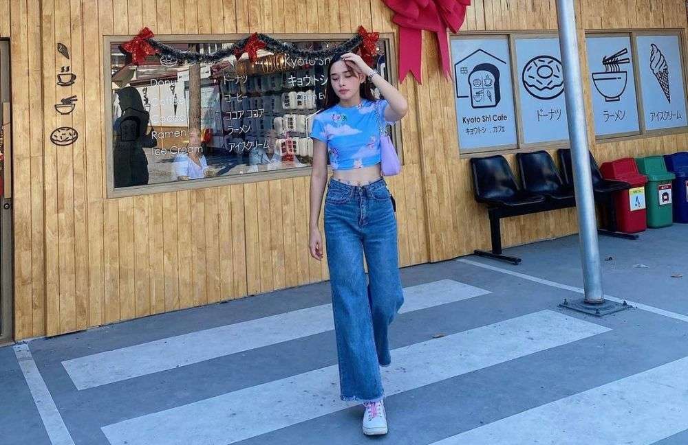 Inspirasi Outfit Kasual Pakai Denim Ala Namfah Thunyaphat