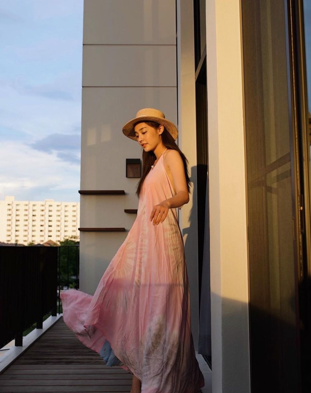 7 Inspirasi Summer Dress ala Namtarn Pichukkana, Outfit Liburan yang Stunning