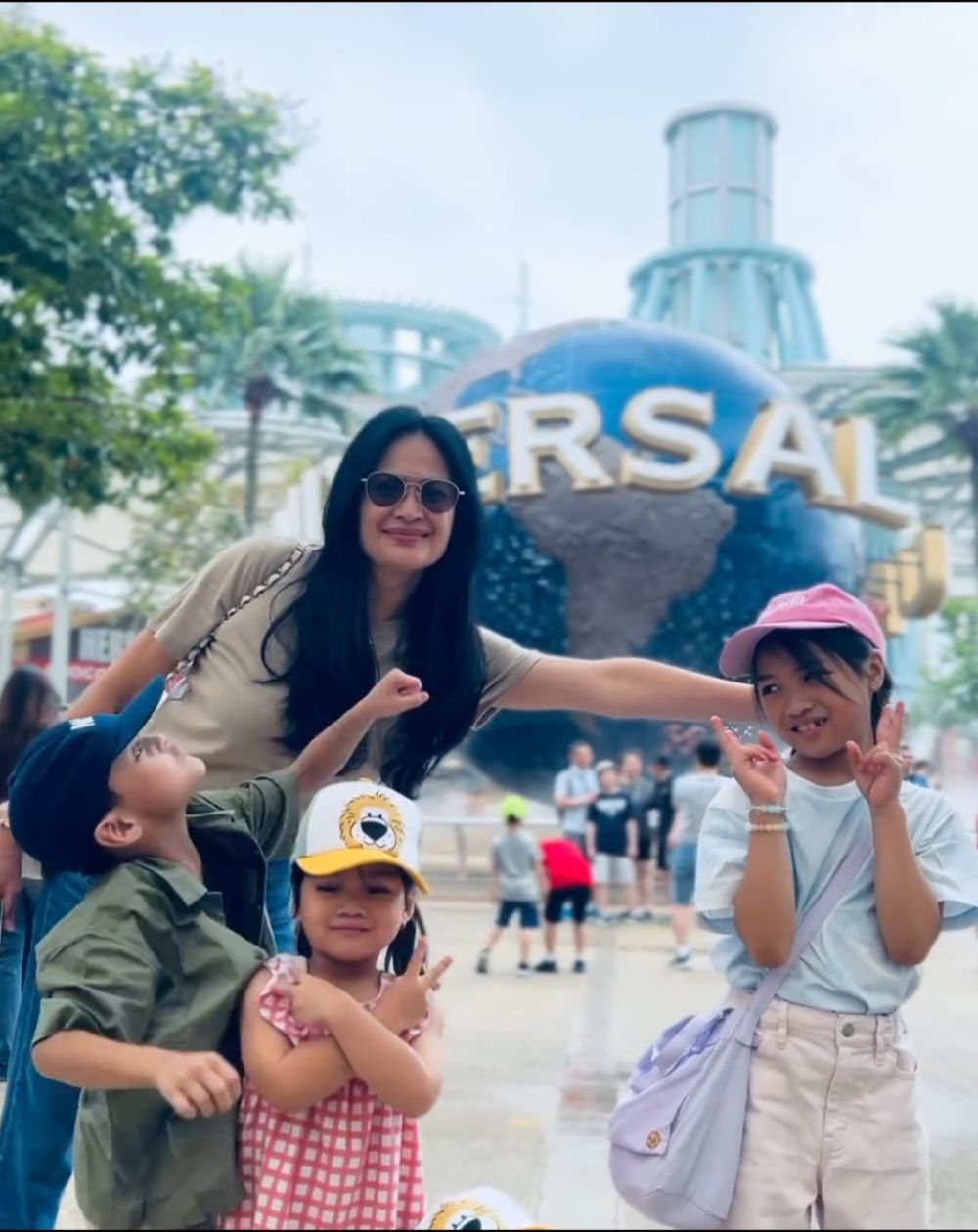 8 Potret Seru Liburan Donna Harun Bareng Cucu di Singapura
