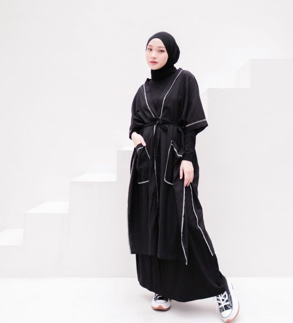 7 Koleksi Dress Hijab ala Julia Prastini, Anggun dan Kalem!
