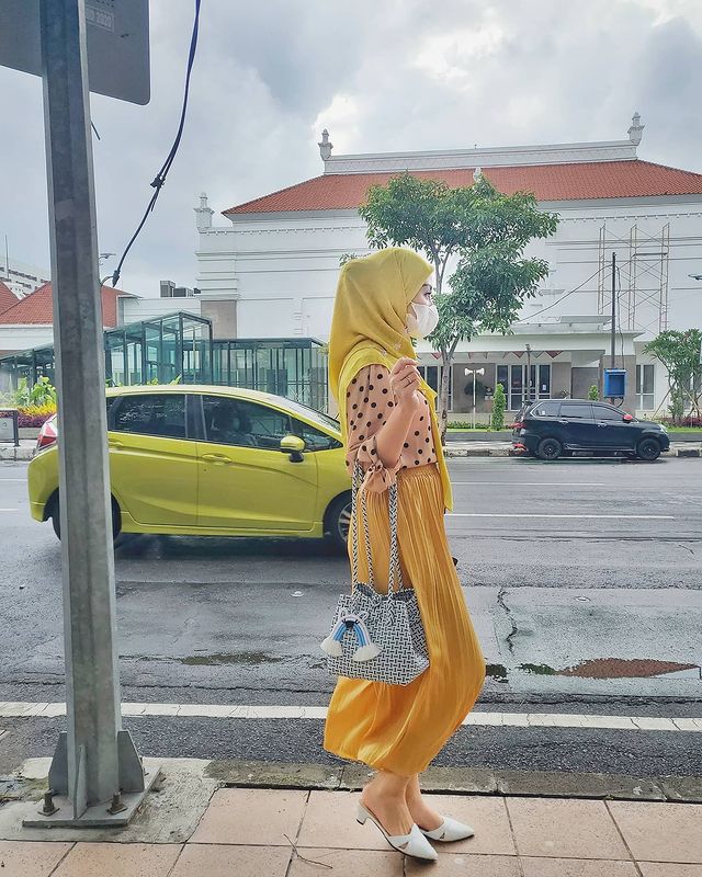 7 Fashion Inspo  Warna Cerah untuk Hangout ala Novita Hardini