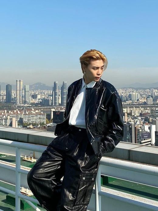 7 Ide OOTD Leather Jacket ala Johnny NCT, Tampil Chic dan Edgy!