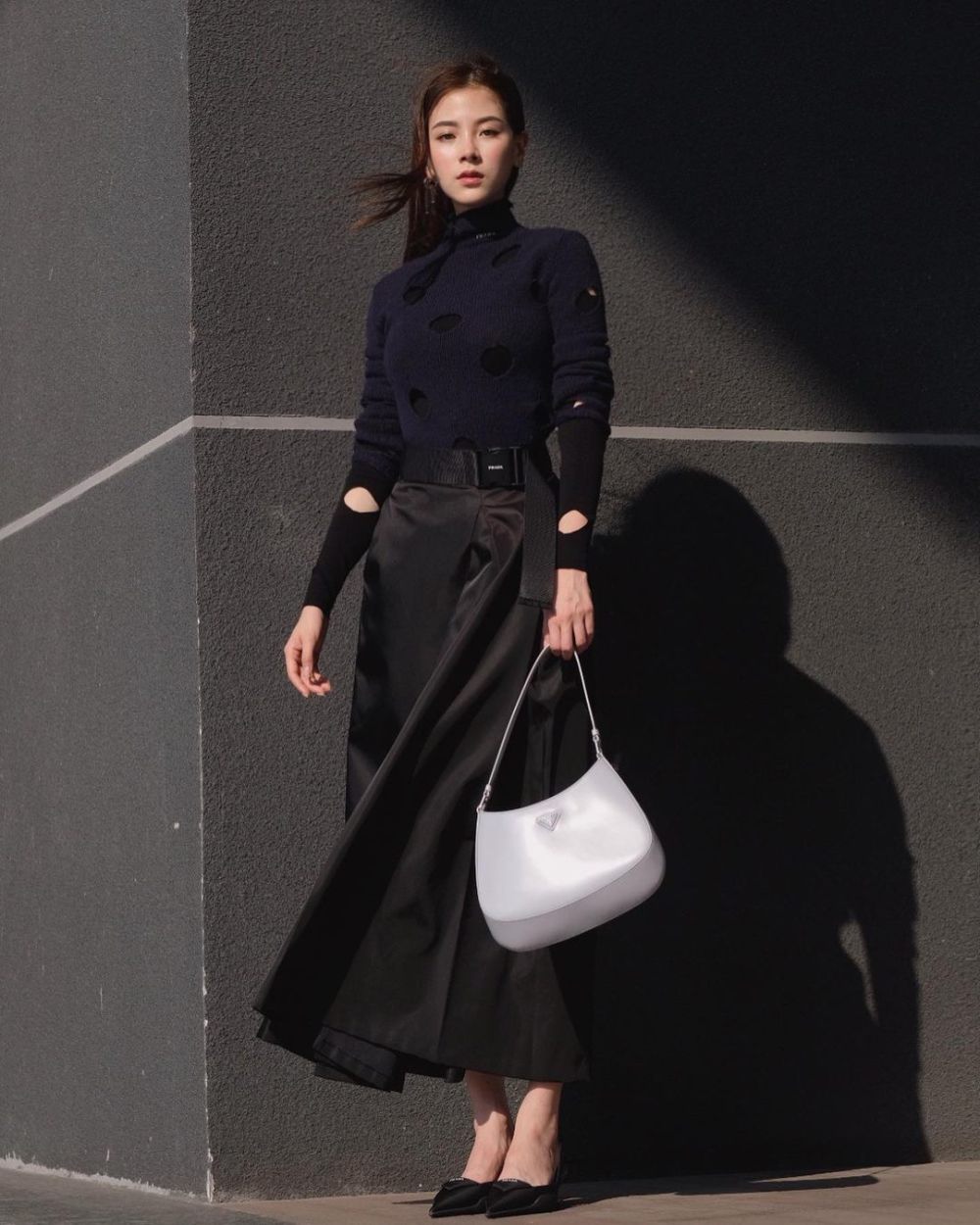 11 Ide Styling Black Outfit ala Baifern Pimchanok, Stunning!