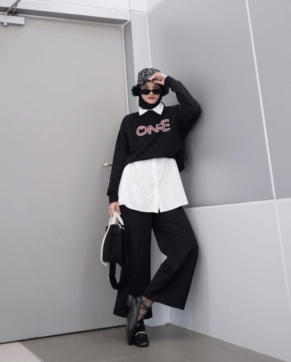 10 Style Outfit Liburan ala Rania Sukandari, Gemar Pakai Topi!