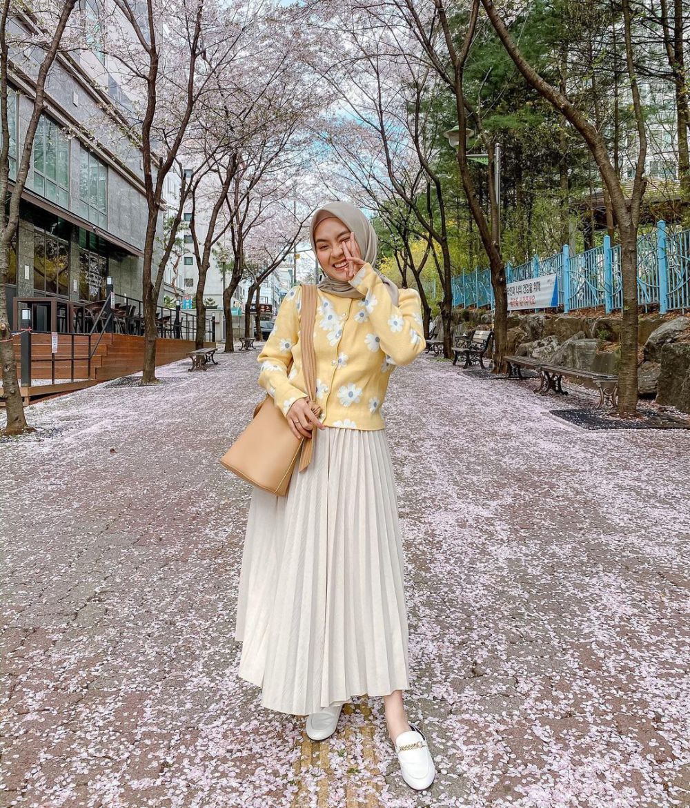 8 Inspirasi OOTD Hijab Motif Floral ala Bianca Kartika, Looks Pretty!