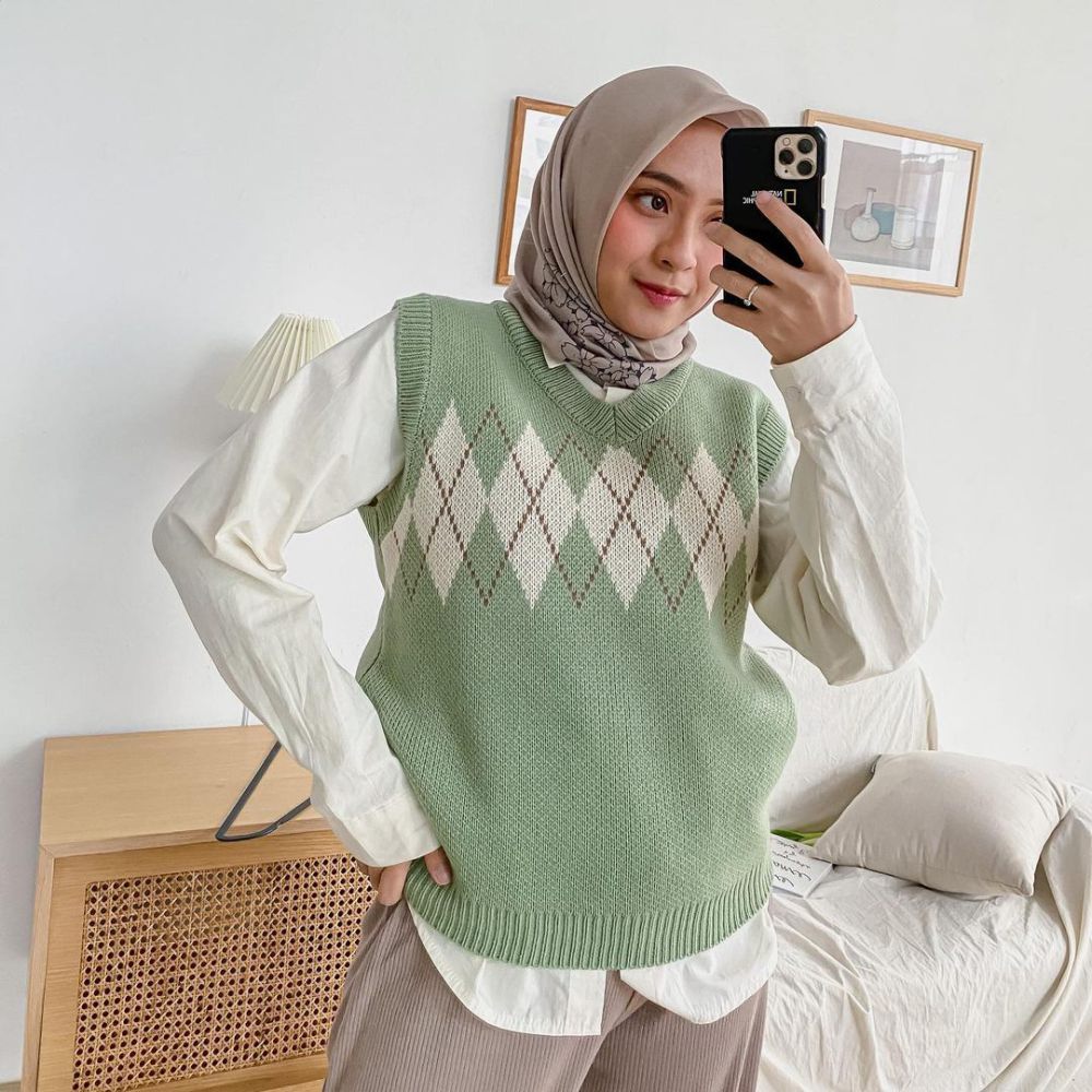 7 OOTD Hijab Nuansa Hijau ala Bianca Kartika, Bikin Look Makin Fresh!