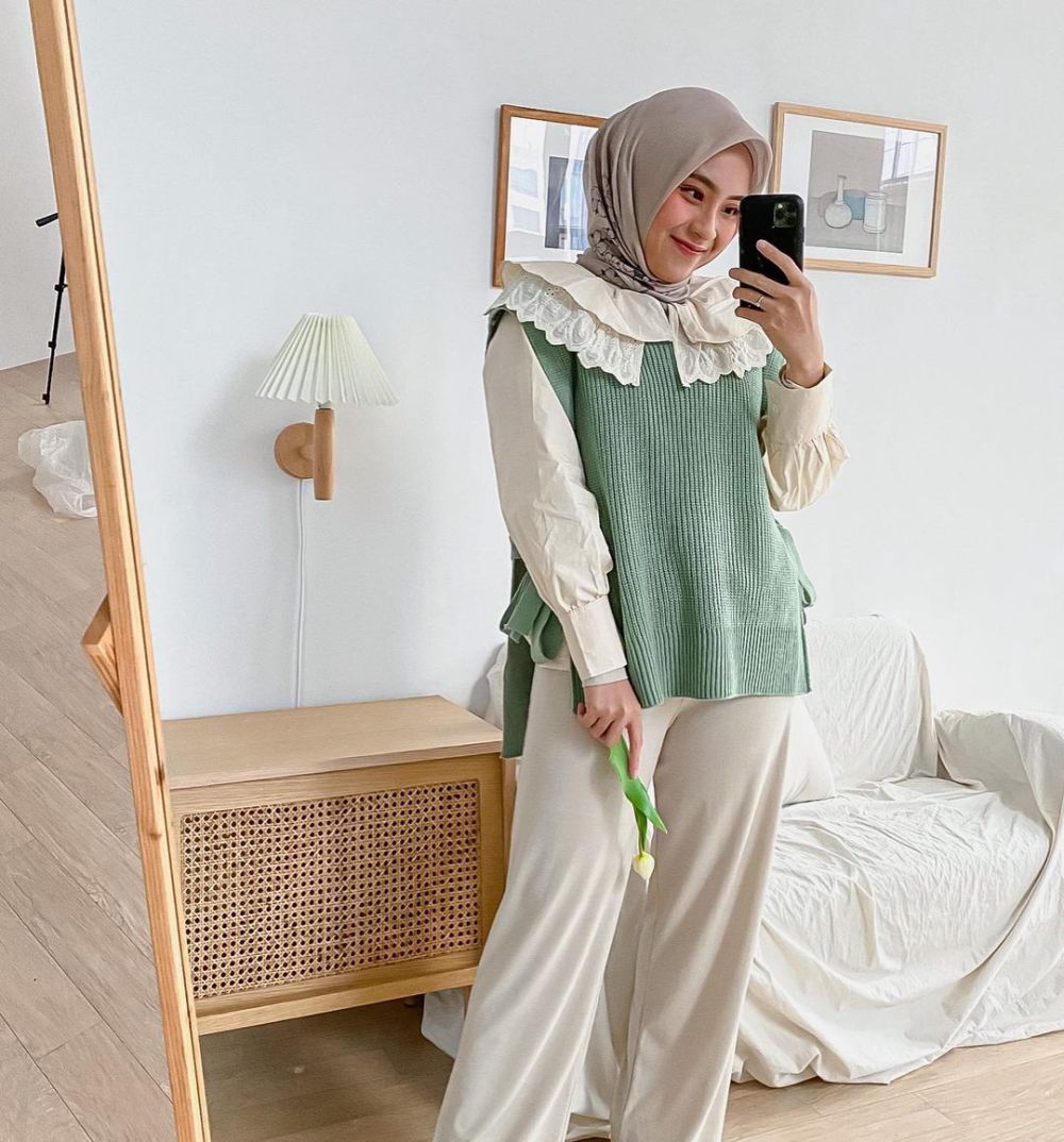 7 OOTD Hijab Nuansa Hijau ala Bianca Kartika, Bikin Look Makin Fresh!