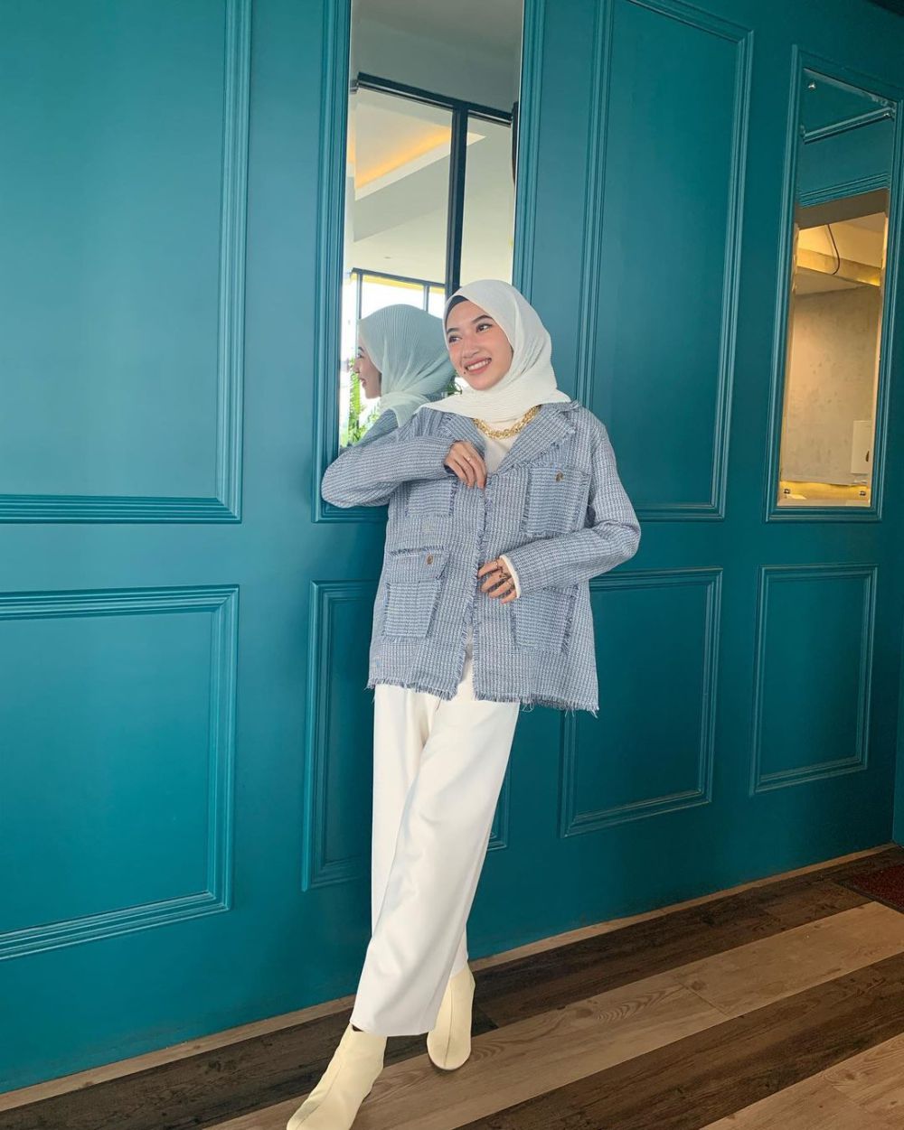 8 Ide OOTD Hijab Nuansa Biru ala Rafika Rahma, Tampil Stunning!