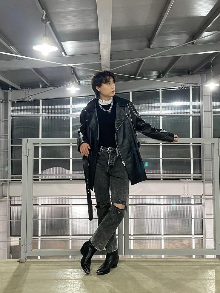7 Ide OOTD Leather Jacket ala Johnny NCT, Tampil Chic dan Edgy!