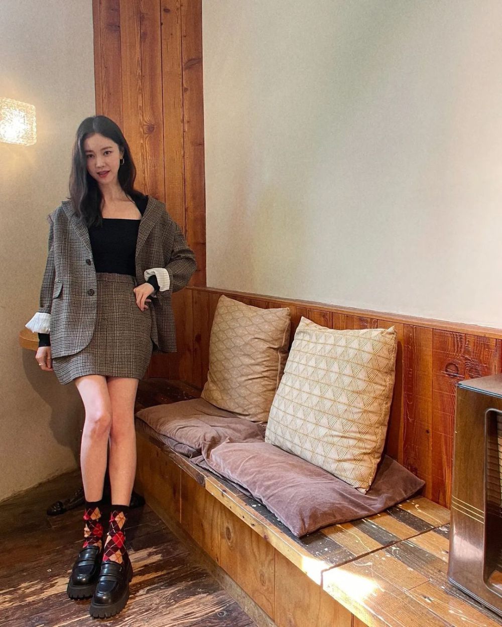 11 Ide Outfit Korean Style ala Kim Yewon yang Stylish buat ke Kantor!