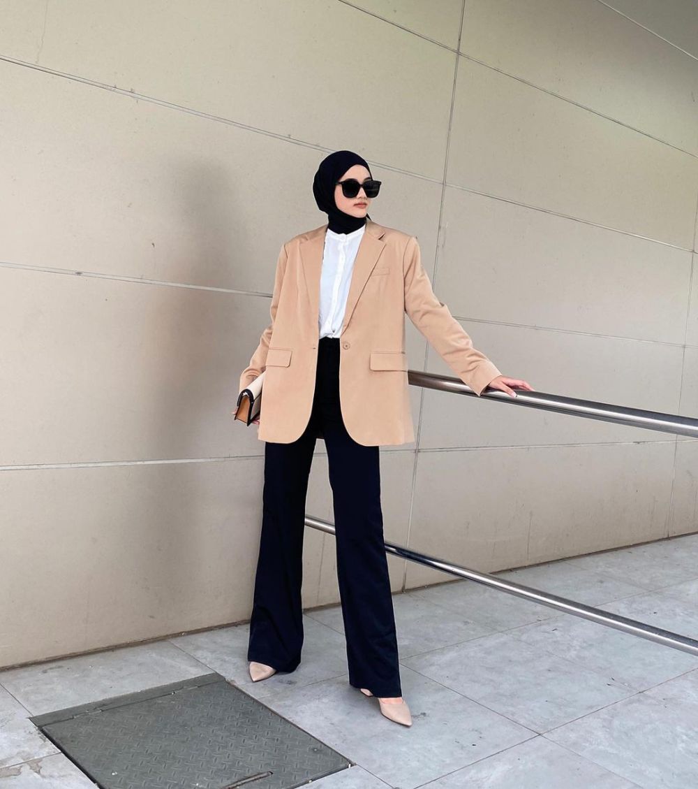 10 Inspirasi Outfit Smart Casual Ngantor ala Rania Sukandari