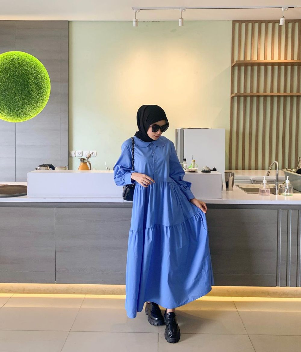 8 Ide OOTD Hijab Nuansa Biru ala Rafika Rahma, Tampil Stunning!